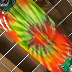 New Globe Bantam Graphic ST Tie Dye Complete Skateboard – 6in x 23in