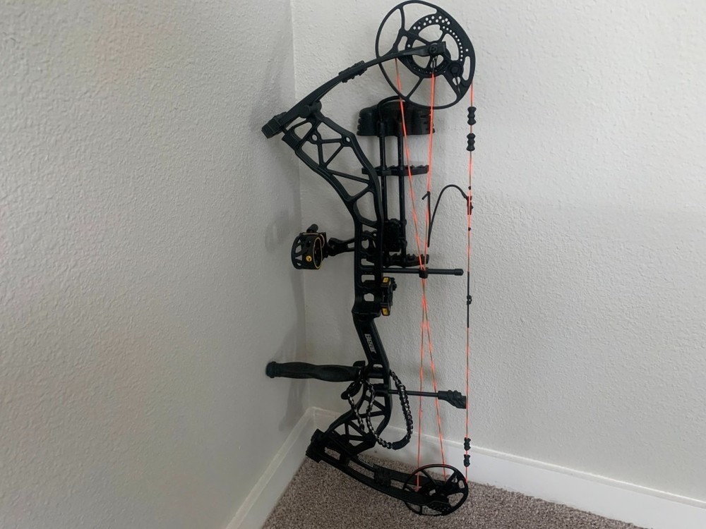 Bear Resurgance compound bow right hand 70# Seller Pays shipping