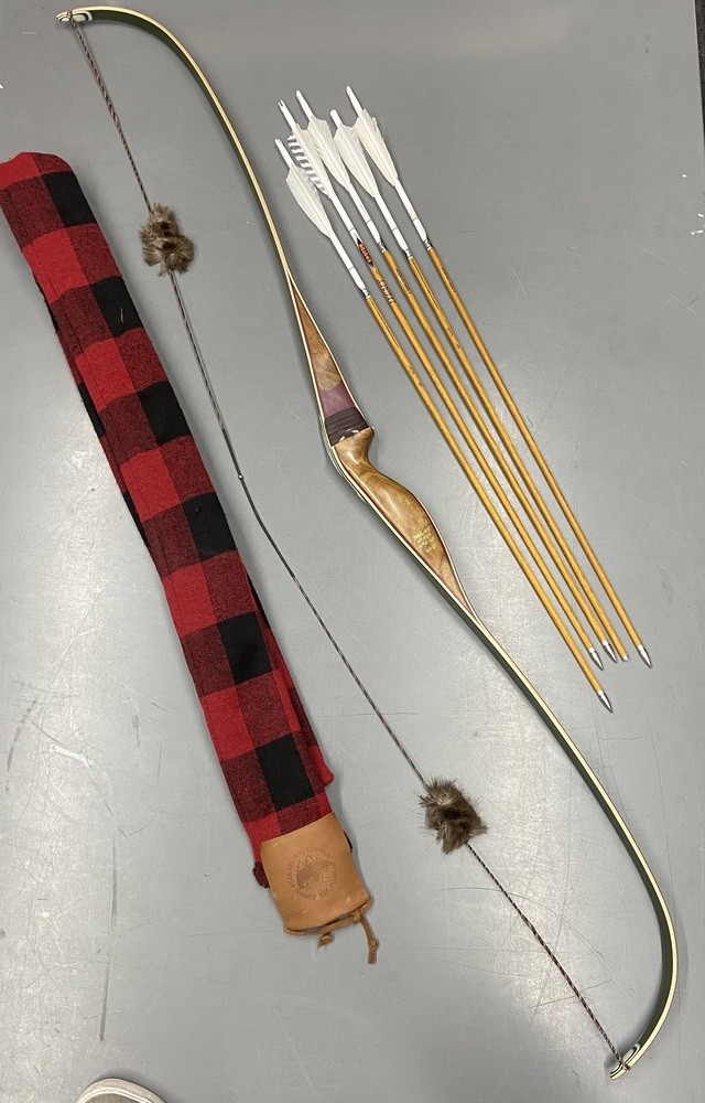Bear Kodiak Recurve Bow Right-Handed 60″- 60# W/5 Easton Legacy Arrows 4 heads