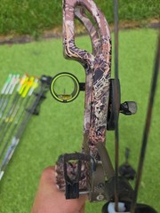 Elite Energy 32 Camo Right Hand Compound Bow 70# Draw Weight & Accessories