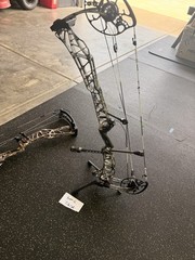 Mathews Lift X 33 RH Compound Bow 70lb 29in 33in Kuiu with accessories