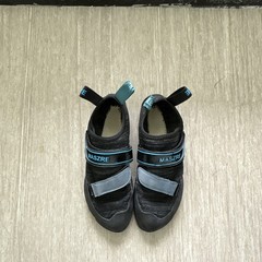 Men’s Black Rock Climbing Shoes Slip-On Hook-and-Loop Closure Pair