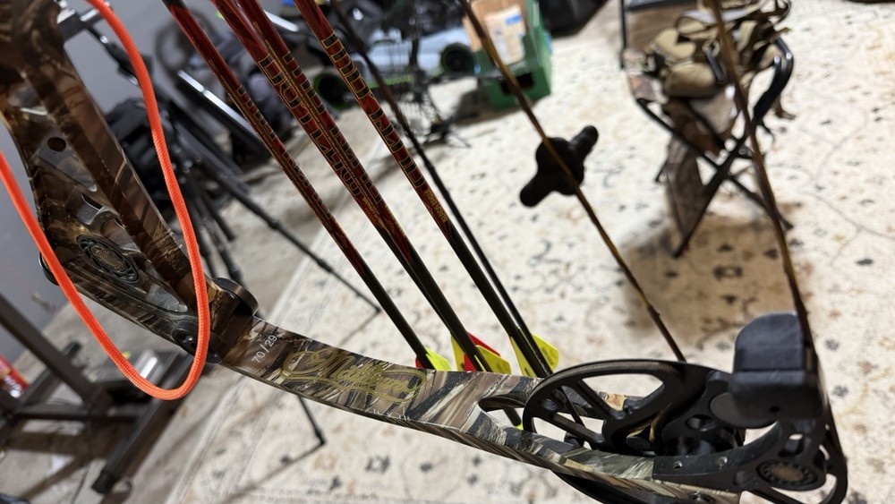 Mathews DXT Compound Bow RH 30 Inch Draw 70 Pounds