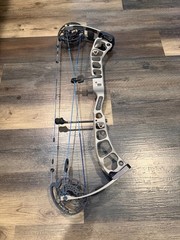 Used right hand 70# Prime Black 1 compound bow