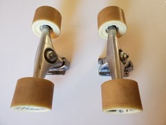 Set Gullwing Longboard Neil Carver Charger Trucks 50° + Arbor Slalom Wheels-NICE