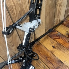 2025 Mathews Title 36, Black Riser with White Limbs (Right Hand) with extras.