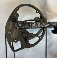 Used Elite Energy 32 70# RH Compound Bow 29” With Accessories