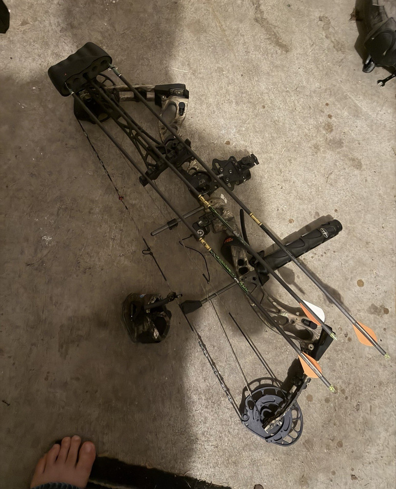 PSE Compound Bow Camouflage/Black w/ Sight, Stabilizer & Arrow Rest