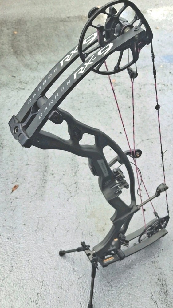 Hoyt RX9 RH 70′ Black Carbon Fiber bow with Hoyt 2.0 stand & QAD rest.