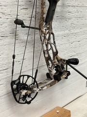 Hoyt Alpha X 33, RH, In Elevated 2 camo, 60-70 lbs