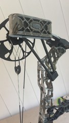 Mathews V3 27 RH Bow w/ Sight, Stabilizer, Quiver, SKB Case 29.5″ draw, 60#