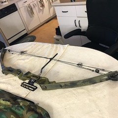 VINTAGE BEAR WHITETAIL II COMPOUND BOW 70# 30″ DRAW LENGTH WITH CAMO BAG