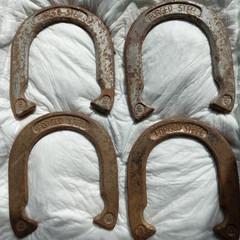 VINTAGE SET OF 4 HORSESHOES – Rusty – FREE SHIPPING !!!