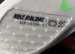 US Men’s 6.5/W 8 – Faith Kipyegon x Nike Air Zoom Victory 2 «Fuchsia Dream»