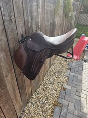 Premium 16.5” Leather Jump Saddle – FF M – Dover Hardware + Rack