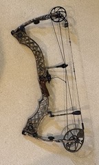 Mathews Heli-M Solocam Bow + QAD Ultra-rest HD w/ Rest – 28″, 70lb, Right Handed