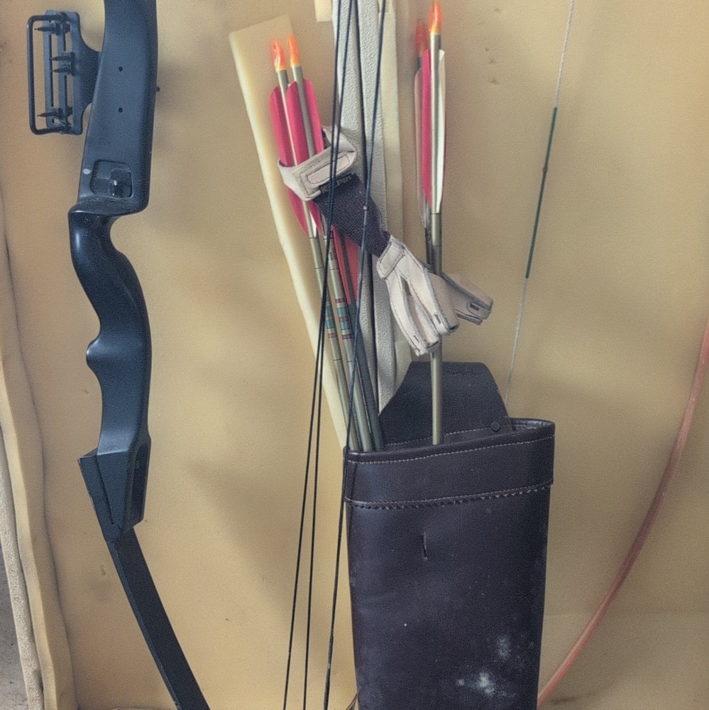 Black Recurve Bow 30lb 28in 60in Fiberglass RH Target w/ Quiver & Arrows