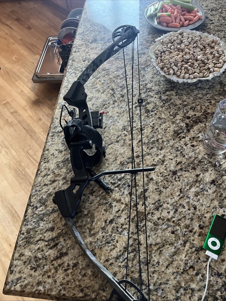 Hoyt VTM 31 Right-Handed 70lb 28.5″-30″ Bowman Chrome