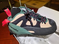Evolv General Climbing Shoes – Size 8 (Tan/Army Green) – New in Box