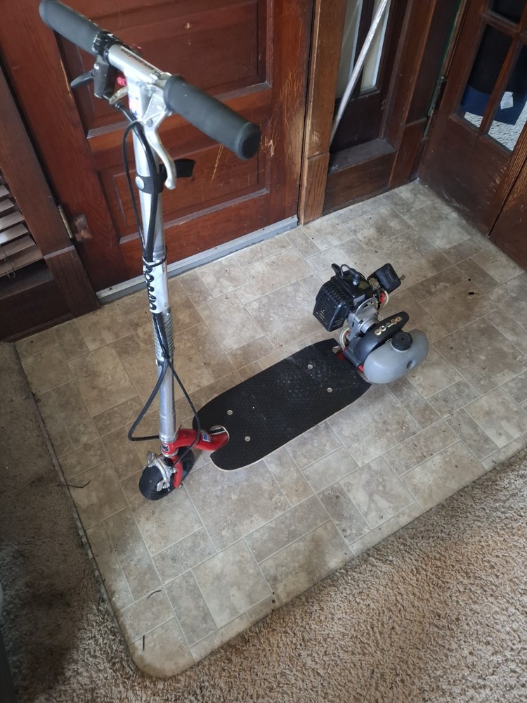 Zenoah G290RC Gas Scooter 29cc 2-Stroke Throttle Control Black/Silver/Red
