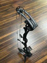 NEW BOWTECH CARBON ONE X Compound Bow in Black RH 70# 25.5-30.5″ 339fps
