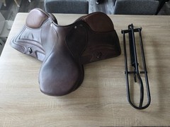 Premium 16.5” Leather Jump Saddle – FF M – Dover Hardware + Rack