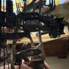 Hoyt Defiant Compound Bow 60-70lbs 28-30in RH Camo w/ Quiver, Sight