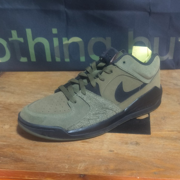 Nike Men’s Green Skateboarding Shoes US 9.5 Medium Width (D, M)