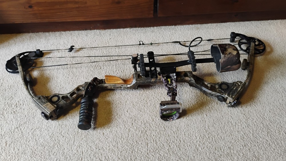 Mathews Legacy Solo Cam Compound Bow RH 60-70lbs Realtree Camo w/ drop away rest