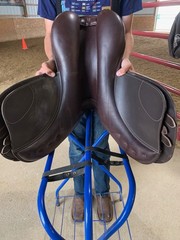 English Collegiate Close contact Saddle 16.5 medium tree Leather/synthetic