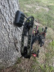 Mathews VXR 28- RH-Black Riser Ambush Limbs LOADED