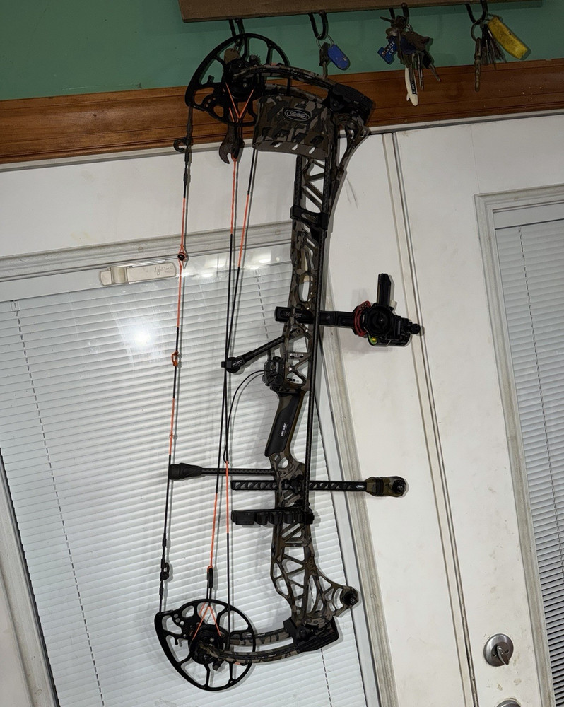 Mathews Lift X 33 RH 80lbs. 31in. Draw length Mossy Oak Bottomland Camo