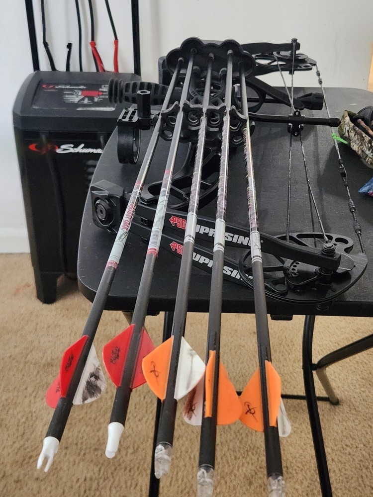 PSE Black Compound bow Package w/ Scope/Sight, Quiver & 5 Bolts/Arrows