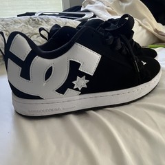 DC shoes court graffik black and white skate shoes size 10.5