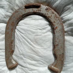 VINTAGE SET OF 4 HORSESHOES – Rusty – FREE SHIPPING !!!
