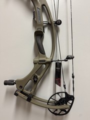 Hoyt Carbon RX 9 RH 60-70# Wilderness 25-30″ Draw Length (Read Description)