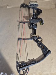 ATHENS ACCOMPLICE 34 BOW W/ BLACK GOLD 7 PIN SIGHT VAPOR TRAIL REST A (293192-1)