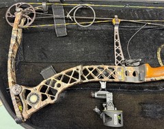 Mathews SoloCam Compound Bow Z9 65lb RH Camo + CBE Sight, Octane Rest, Case