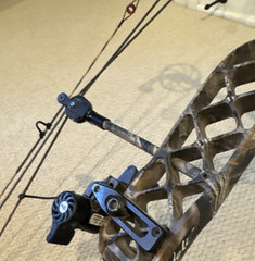 Mathews Heli-M Solocam Bow + QAD Ultra-rest HD w/ Rest – 28″, 70lb, Right Handed