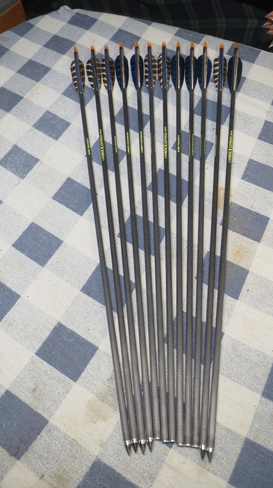 12 Carbon Express 300 Game Tracker Carbon Crossweave Arrows 28″ Feathers Nice!