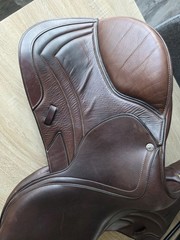 Premium 16.5” Leather Jump Saddle – FF M – Dover Hardware + Rack