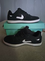 Nike SB Alleyoop (GS) US 7Y UK 6 EUR 40 black with white Skateboarding Shoes