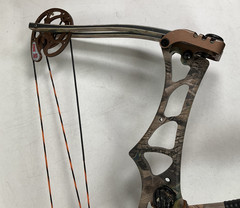 Hoyt Trykon XL (75th Anniversary) RH Camo Weight 60 lbs-70 lbs Freedom SKB Case