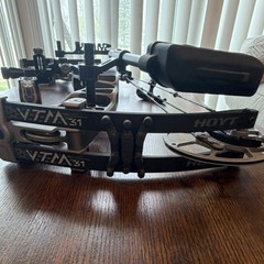 Hoyt VTM 31 Compound Bow Right Hand Bow Hunting 31in Gray/Black w/ CXS Sight