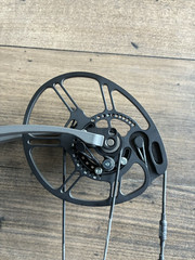 BOWTECH CARBON ONE RH 25.5-30.5″ 60-70# SMOKE GREY