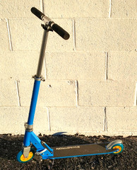 SWAGTRON K1 Kick Scooter Children & Teens Foldable Blue w/ Yellow Free US Ship