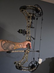 BRAND NEW 2023 Mathews Phase 4 Compound Bow 60lb Draw. NEVER FIRED! With Case!