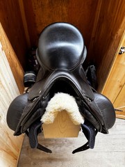 2016 Custom Saddlery Advantage R Monoflap Dressage Saddle 17.5″ NM (see details)