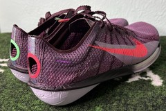 US Men’s 6.5/W 8 – Faith Kipyegon x Nike Air Zoom Victory 2 «Fuchsia Dream»