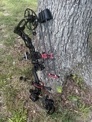 Mathews VXR 28- RH-Black Riser Ambush Limbs LOADED